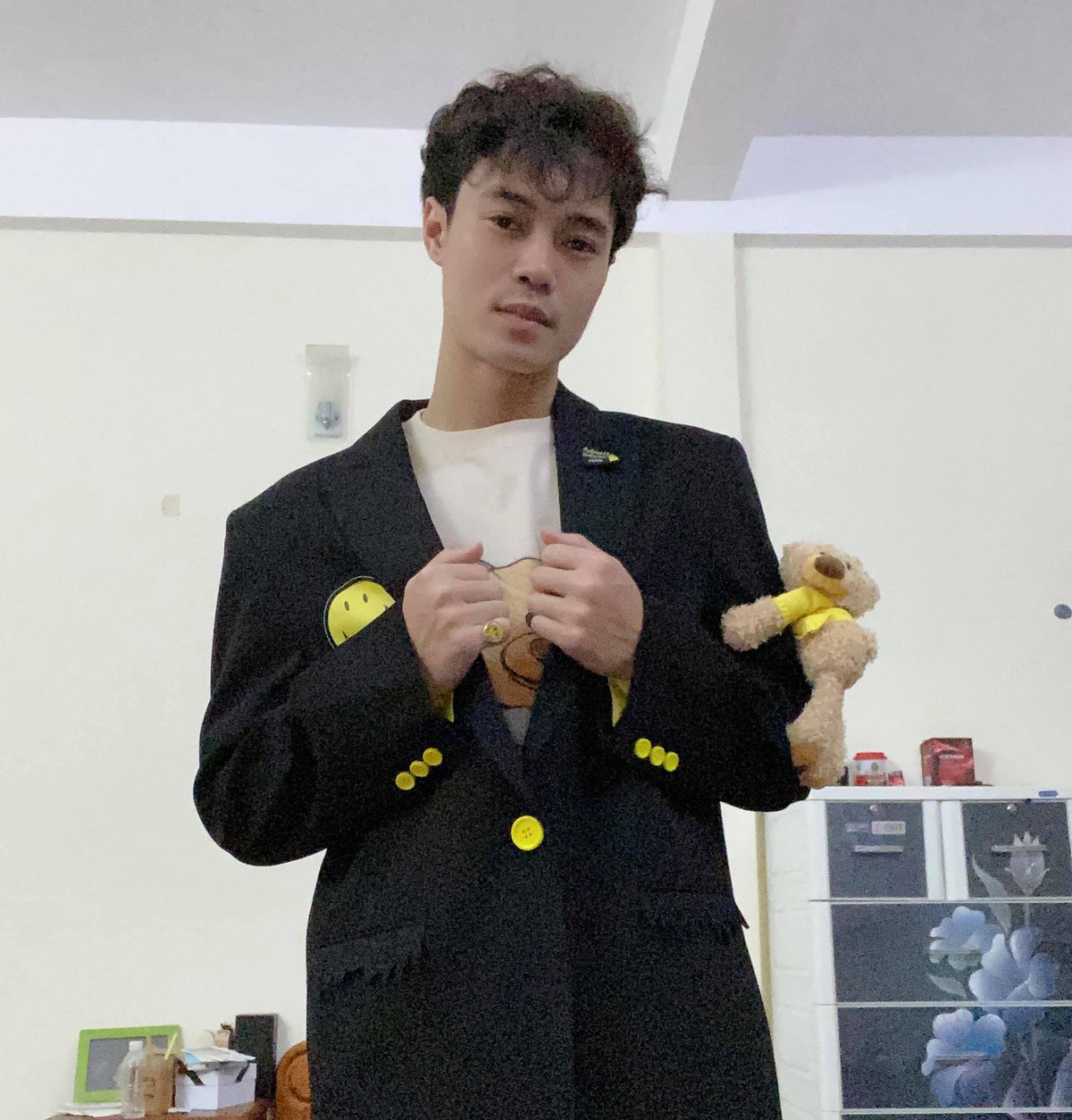 Giữa tâm bão bị chỉ trích từ CĐV Malaysia, Văn Toàn đã khôn khéo biến thành màn quảng cáo cho brand thời trang của mình khiến nhiều người chú ý.