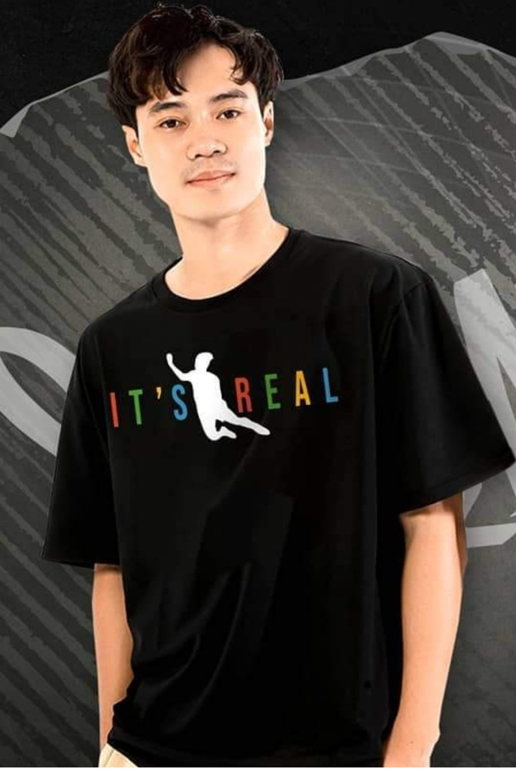 Cụ thể, Văn Toàn có viết: "Tôi nhận ra rất nhiều fan quốc tế đã yêu mến và quan tâm đến thương hiệu thời trang của mình thông qua lượt yêu thích và bình luận ở Instagram của tôi. Tôi cũng nhận thấy tiềm năng phát triển thương hiệu của mình ở thị trường quốc tế. Vậy nên tôi muốn giới thiệu với các bạn, thương hiệu của tôi có tên 'Vato9Zone'. Bạn vui lòng tìm kiếm để biết thêm thông tin...",