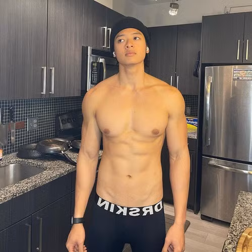 "Đồ ăn cách ly trông thì ngon đấy nhưng em thích nhìn anh ăn hơn" hay "Trời ơi! Trí đã về Việt Nam. Trông Trí ăn uống là phát mê rồi. Nhanh hết cách ly để chị em còn lên đồ gặp chồng tương lai ạ. Hihi"... là một số bình luận của netizen cho Trí Thịt Bòa.