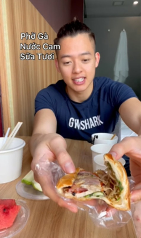 Theo đó, một phần ăn bao gồm phở gà, nửa ổ bánh mì, trái cây, nước cam và sữa chua nhưng trông hot TikTok thưởng thức rất ngon lành.