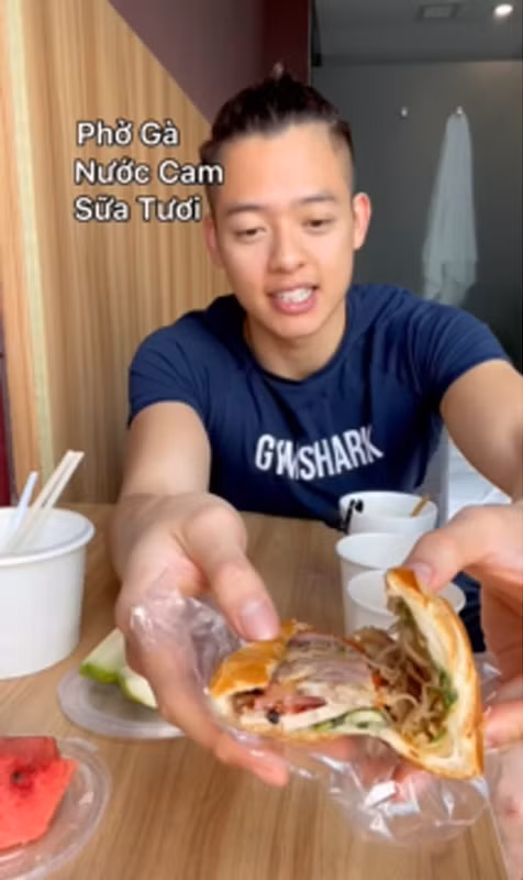 Theo đó, một phần ăn bao gồm phở gà, nửa ổ bánh mì, trái cây, nước cam và sữa chua nhưng trông hot TikTok thưởng thức rất ngon lành.