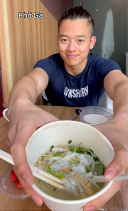 Cụ thể, mới đây trên nền tảng TikTok, Trí Phan đã đăng tải đoạn clip ghi lại một bữa ăn sáng tại khách sạn mà mình đang cách ly. Khác với những bữa ăn hoành tráng mà anh chàng từng thực hiện, chế độ ăn uống tại khu cách ly khá đơn giản nhưng vẫn đảm bảo đủ dinh dưỡng.