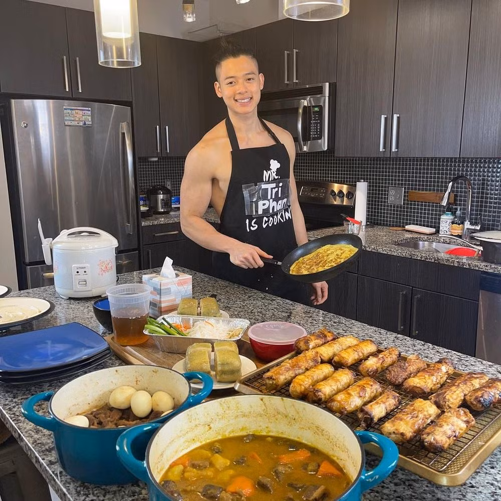 Trí Thịt Bòa là một hot TikToker, vừa trở về Việt Nam sau khoảng thời gian dài du học tại nước ngoài. Trong thời gian này, anh được cách ly và theo dõi sức khỏe tại một khách sạn ở TP HCM.