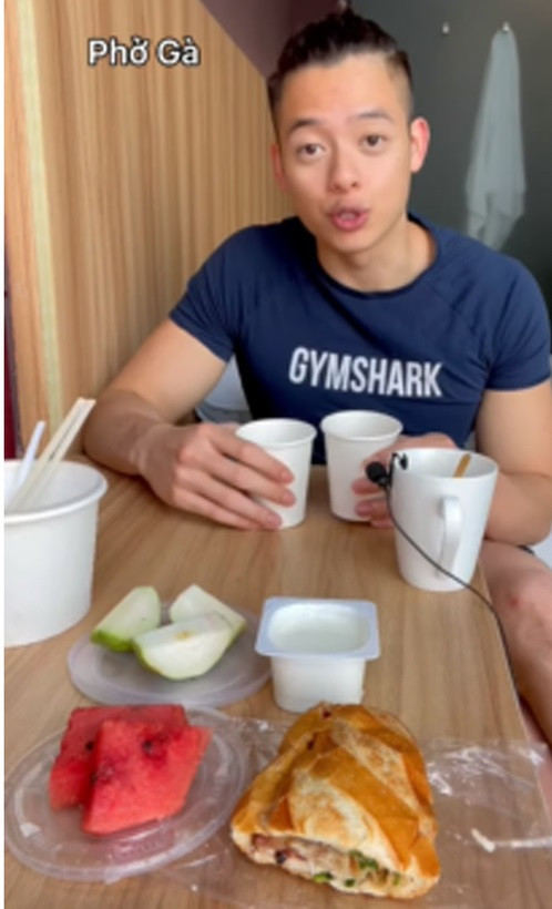 Tận dụng khoảng thời gian trên, Trí Thịt Bòa đã ra mắt nhiều video đánh giá chuyện ăn uống từ máy bay đến khách sạn trong hành trình trở về nước của mình.