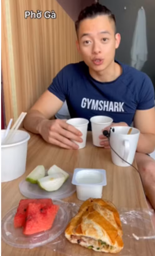 Tận dụng khoảng thời gian trên, Trí Thịt Bòa đã ra mắt nhiều video đánh giá chuyện ăn uống từ máy bay đến khách sạn trong hành trình trở về nước của mình.