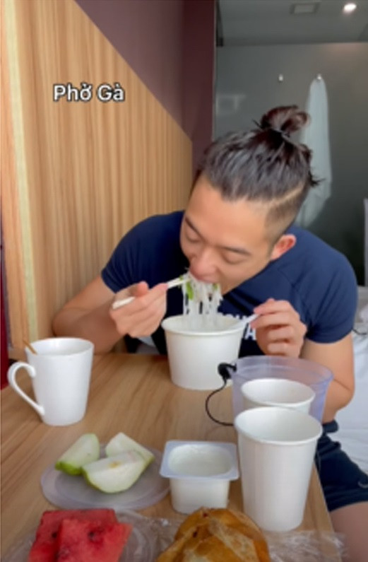 Vừa ăn, nam TikToker không ngừng khen ngợi, anh nói: "Bạn nào có dự tính về Việt Nam thì đừng lo nhé. Đồ ăn ở đây cực kỳ ngon, cực kỳ 'mlem mlem' đó".