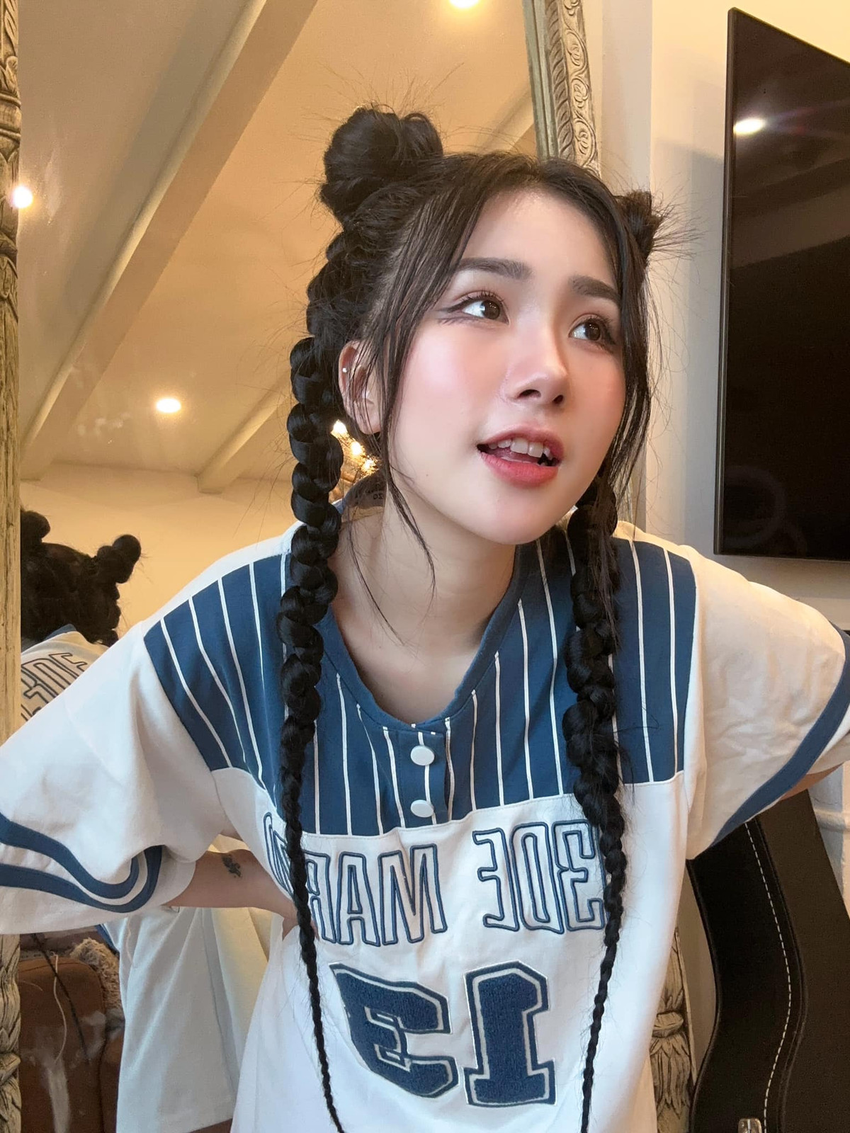 Cuộc sống chưa đủ mệt mỏi hay sao, mà mọi người còn cứ cố bày trò làm vậy với em? Từ hôm qua tới giờ cả đống người ib cho em, dùng những câu nói khiến em cảm thấy tổn thương sâu sắc thật sự. Dỗi thật! Chỉ muốn có cuộc sống bình yên thôi mà thị phi cứ đeo bám thất vọng! Clip này từ bao nhiêu năm rồi. Bao nhiêu người xem video rồi mà còn bảo đấy là em thì chịu”. Hot TikToker cho biết thêm.