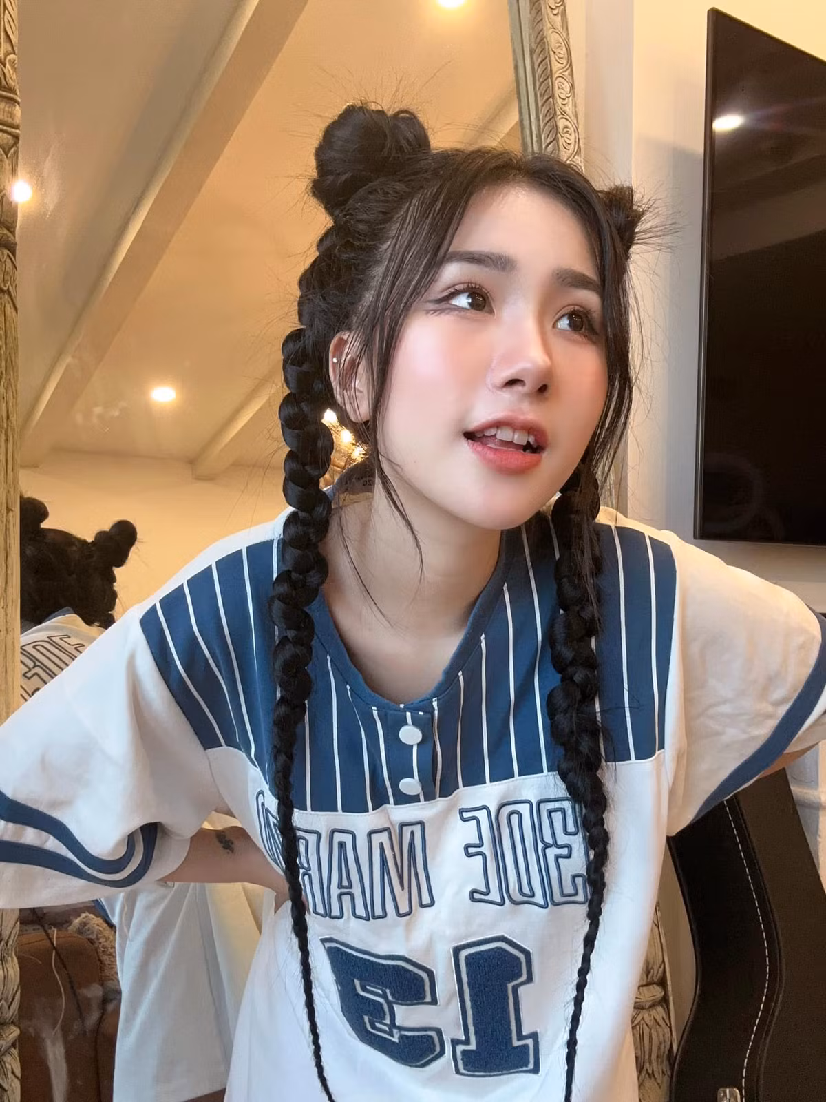 Cuộc sống chưa đủ mệt mỏi hay sao, mà mọi người còn cứ cố bày trò làm vậy với em? Từ hôm qua tới giờ cả đống người ib cho em, dùng những câu nói khiến em cảm thấy tổn thương sâu sắc thật sự. Dỗi thật! Chỉ muốn có cuộc sống bình yên thôi mà thị phi cứ đeo bám thất vọng! Clip này từ bao nhiêu năm rồi. Bao nhiêu người xem video rồi mà còn bảo đấy là em thì chịu”. Hot TikToker cho biết thêm.