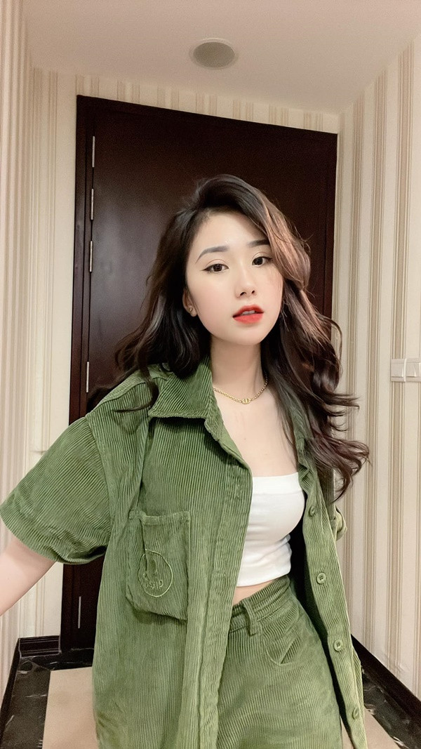 Cụ thể, Tiểu Hý cho biết: “Thiên link link địa link link, bạn nào có link thì mang gửi mình với. Em xin đính chính lại là em không biết bạn gái trong clip đó là ai và cũng không phải em. Ai có link của mình thì gửi em xin hậu tạ luôn ạ...