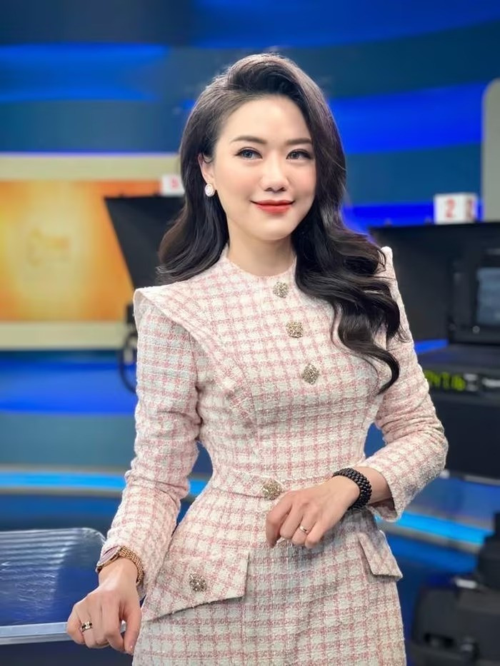 Đương nhiên ngôn ngữ vẫn phải chuẩn chỉ, chính xác, rõ ràng, mạch lạc. Chúng tôi luôn cố gắng biên tập tin bài thật ngắn gọn, dễ hiểu, vì buổi sáng mới ngủ dậy sẽ chẳng ai tiếp thu được những ngôn ngữ phức tạp, to tát cả". Nữ BTV/ MC VTV cho biết thêm.