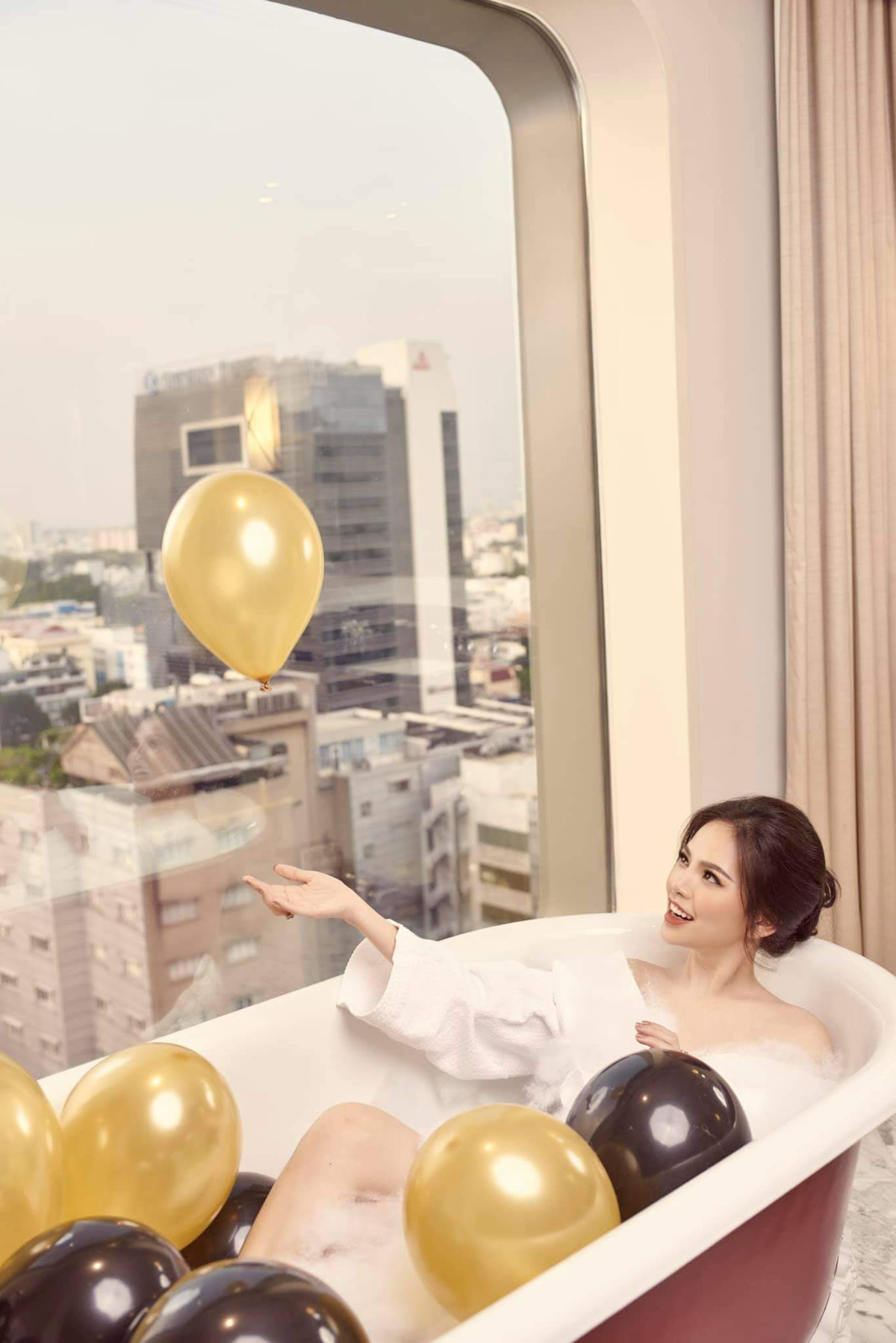 Bên cạnh những bộ đồ kín đáo, Phi Huyền Trang còn gây chú ý khi chọn trang phục cổ trang gợi cảm.