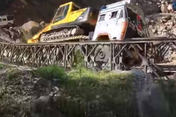 Clip: Khoanh khac cau do sap khi xe qua tai bang qua