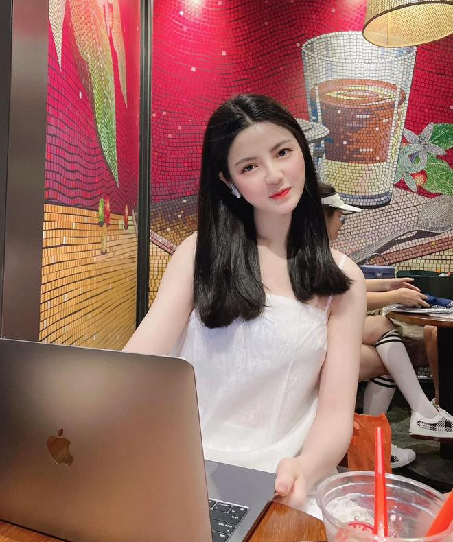 Cụ thể, trên trang cá nhân Facebook, Thanh Huyền có viết: "Lâu quá không được hôn nhau. Giờ mình phải nhắm mắt trước hay chu mỏ trước ta?".