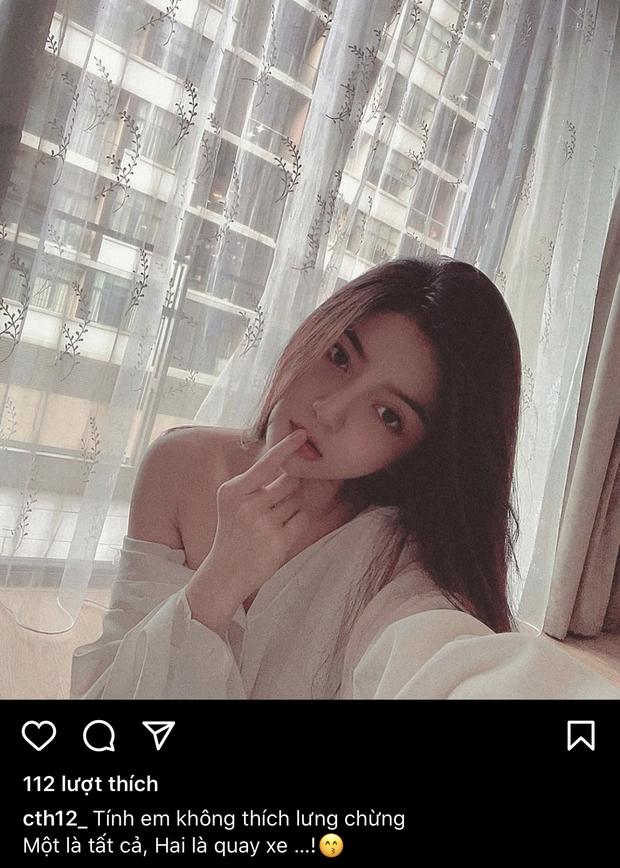 Theo đó, Chu Thanh Huyền đã đăng một bức ảnh vai trần hờ hững kèm caption thả thính: "Tính em không thích lưng chừng Một là tất cả, Hai là quay xe".