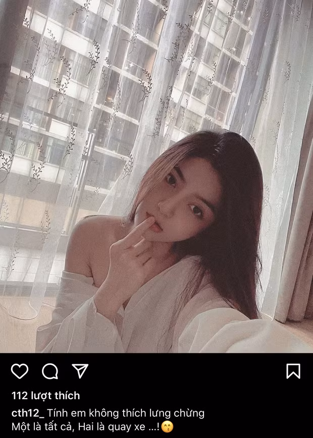 Theo đó, Chu Thanh Huyền đã đăng một bức ảnh vai trần hờ hững kèm caption thả thính: "Tính em không thích lưng chừng Một là tất cả, Hai là quay xe".