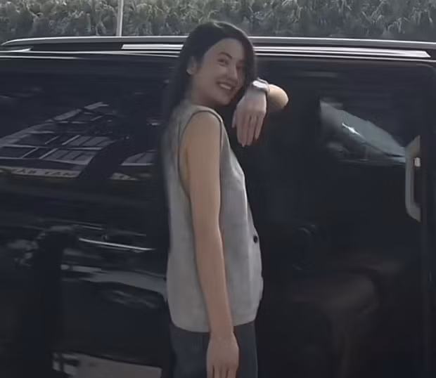 Theo đó đoạn video quay lại cảnh bạn gái Quang Hải đi bộ từ sảnh căn chung cư ở khu vực Mỹ Đình (Hà Nội) ra xe. Nàng WAG vừa đi vừa thoải mái tạo dáng trước ống kính của tiền vệ sinh năm 1997. Dù quay bằng cam thường nhưng Chu Thanh Huyền vẫn không thể "chìm".