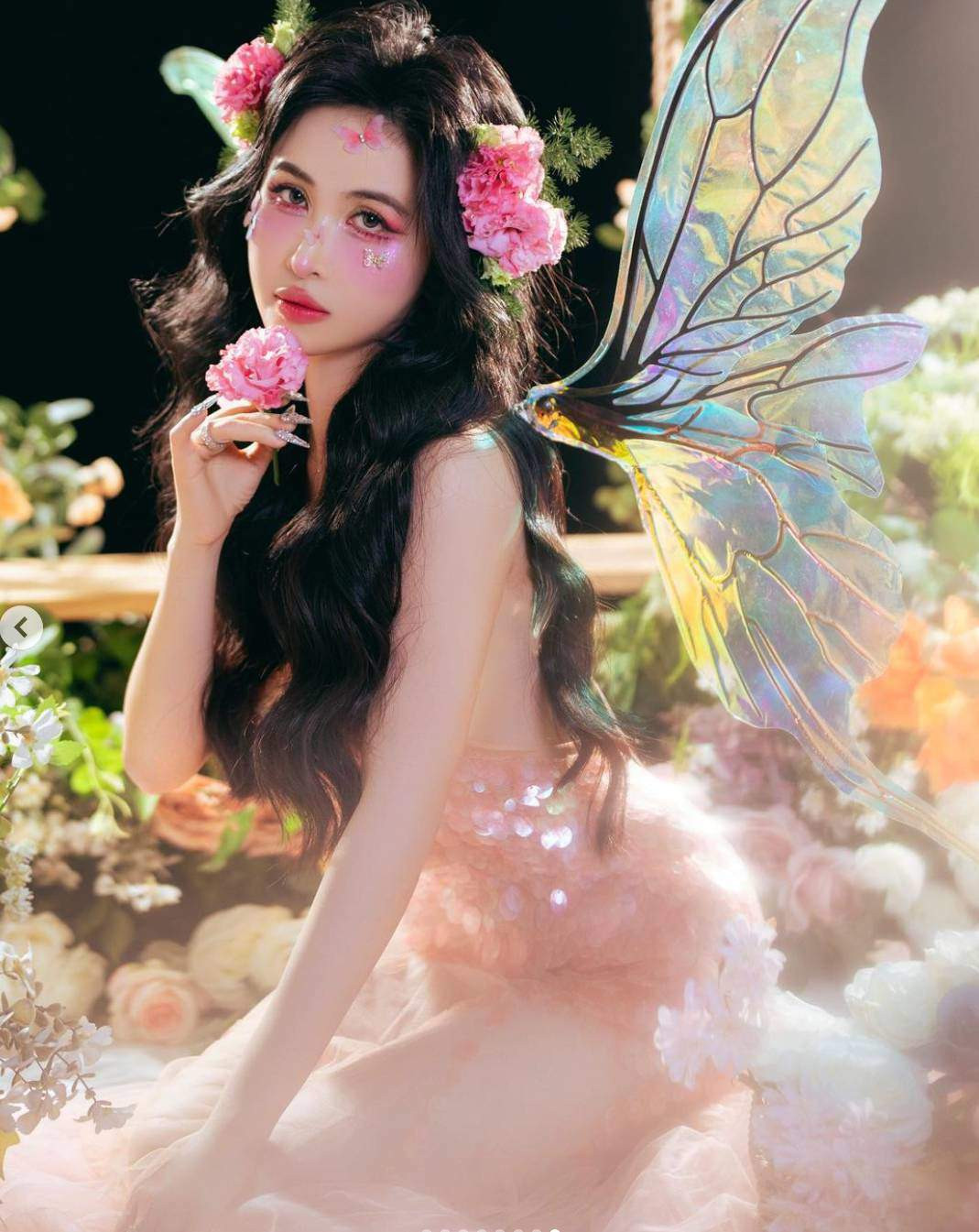 Trong khoảnh khắc mới chia sẻ, Mina Phạm diện chiếc váy xuyên thấu đính kết lấp lánh, kết hợp cùng cách làm tóc, trang điểm ấn tượng, tựa như nàng tiên giáng trần.