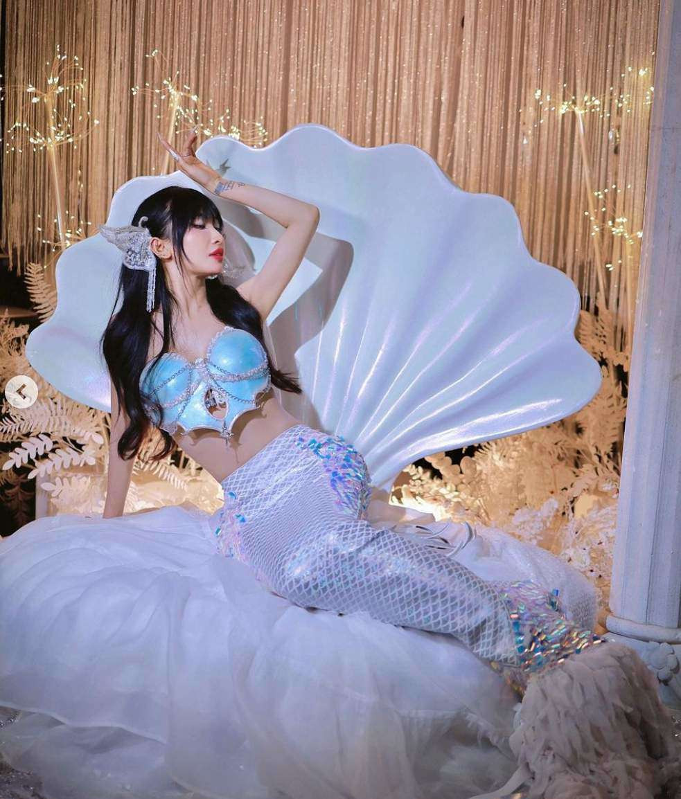 Trước đó, Mina Phạm cũng nhiều lần đầu tư thực hiện các bộ ảnh kỳ công từ trang phục đến đầu tư bối cảnh, đơn cử như những shoot hình nàng tiên cá không chỉ đẹp mà còn khoe được đường cong nóng bỏng, vòng eo thon thả.