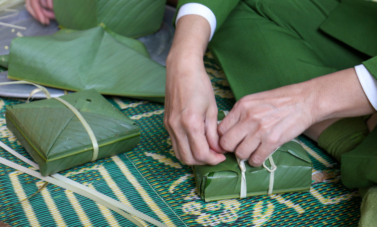 Từng chiếc bánh được gói vuông vức thể hiện tài năng của những chiến sĩ, cán bộ PCCC Bắc Từ Liêm.