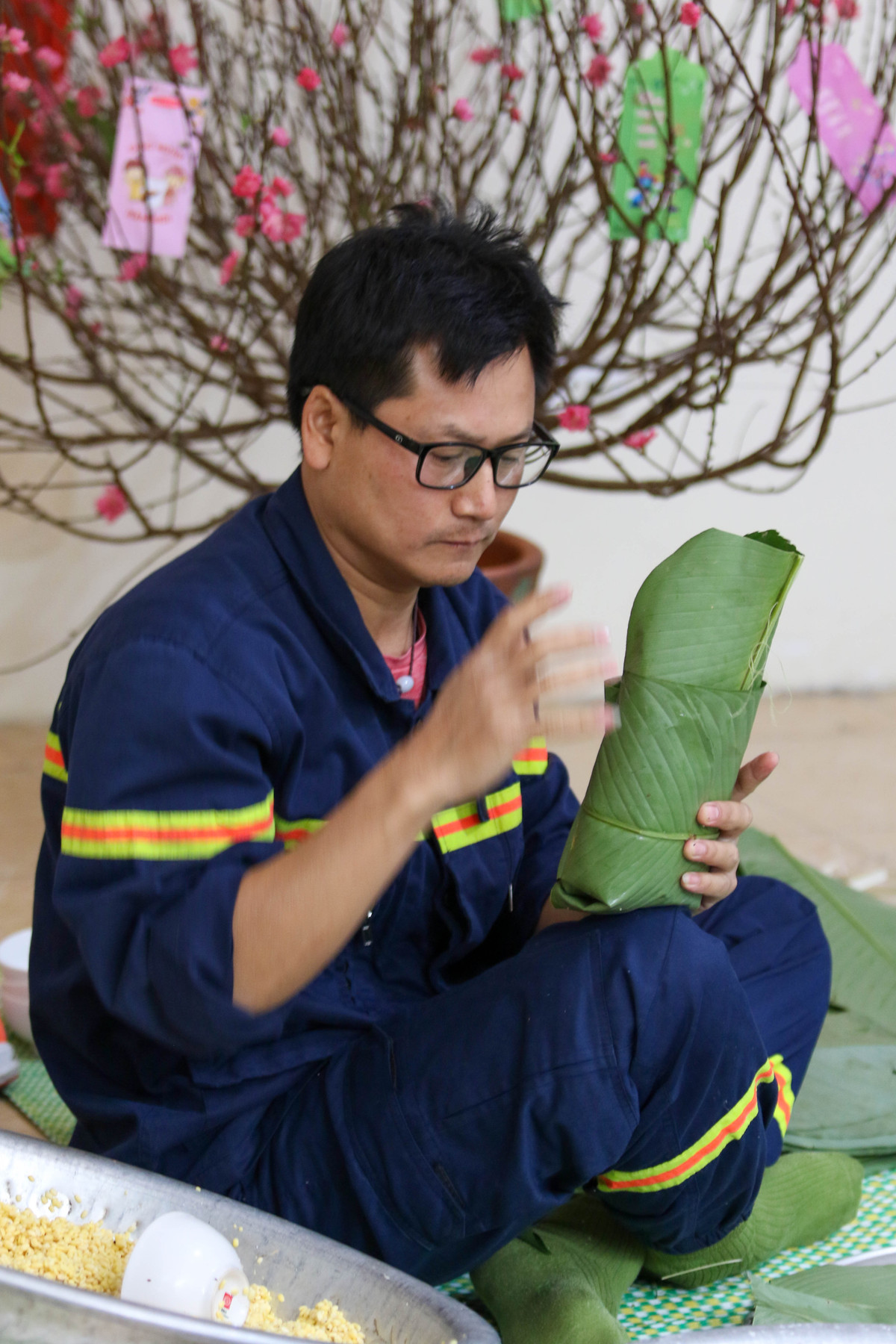 Trung tá Khúc Nguyên Khánh, Phó đội trưởng cho biết: "Mỗi dịp Tết đến, Xuân về, để bảo đảm tuyệt đối an toàn cho người dân yên tâm đón Tết, cán bộ, chiến sĩ của đơn vị đều được huy động 100% quân số trực chiến, không ai được về nhà. Chính vì vậy, việc tổ chức gói bánh chưng là dịp để anh em gần gũi động viên nhau khi phải xa quê hương…”.