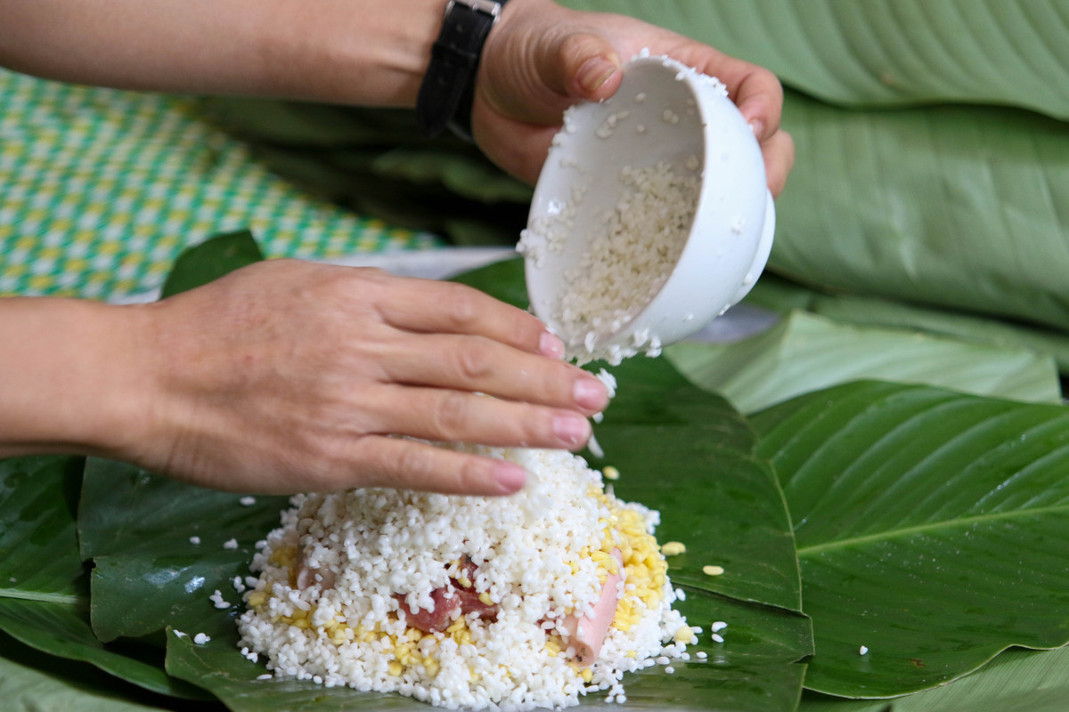 Những chiếc lá dong được các chiến sĩ chọn lựa kỹ càng, sạch sẽ, làm sao cho ra được một chiếc bánh chưng ngon nhất, đẹp mắt nhất.