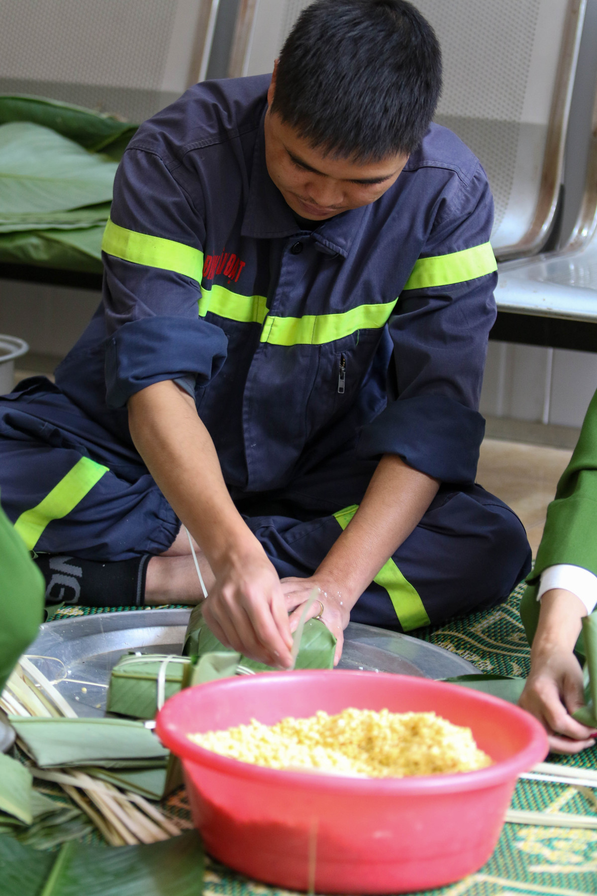 Những đôi bàn hằng ngày chỉ biết cầm vô lăng, vòi chữa cháy chế ngự “bà hỏa” nay lại khéo léo gói những chiếc bánh chưng truyền thống đón Tết.