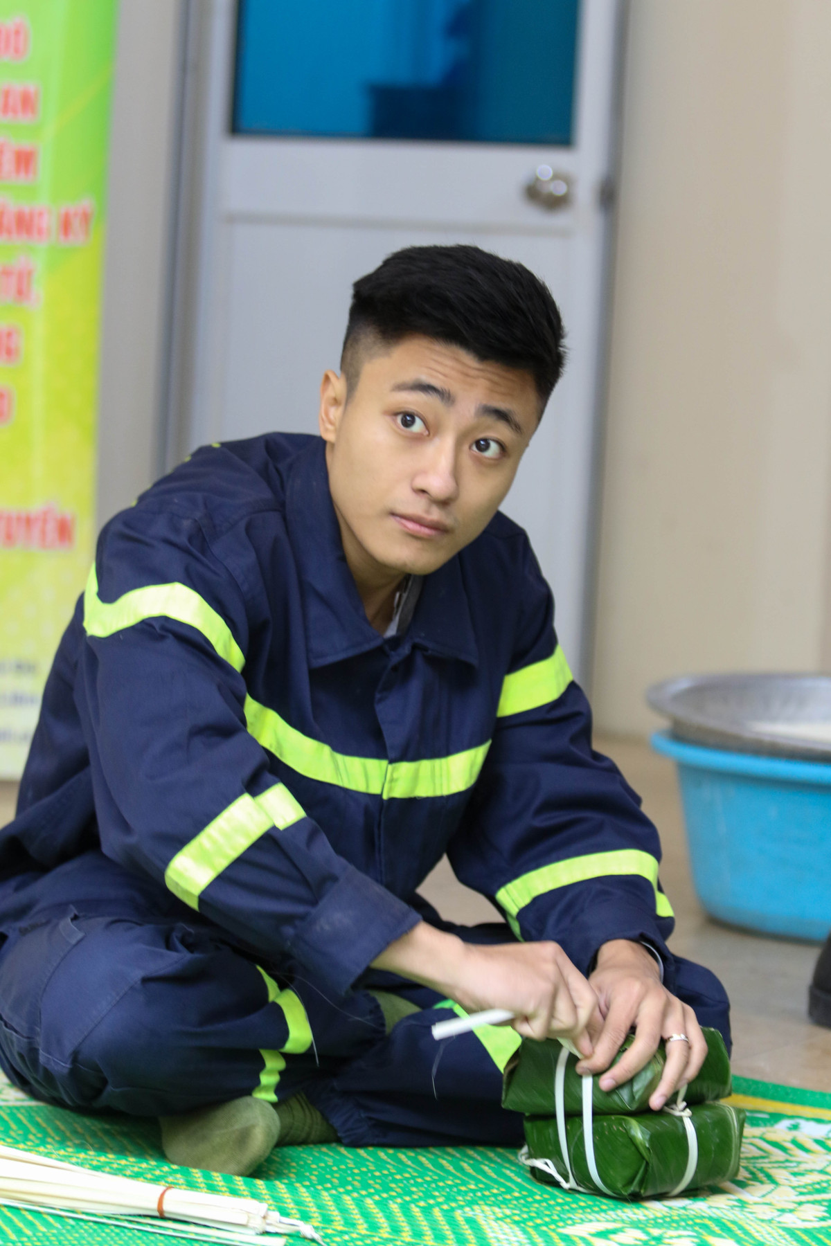 Những chiến sĩ trẻ lần đầu học gói bánh chưng còn lóng ngóng nhưng họ rất hào hứng với hoạt động này của đơn vị.