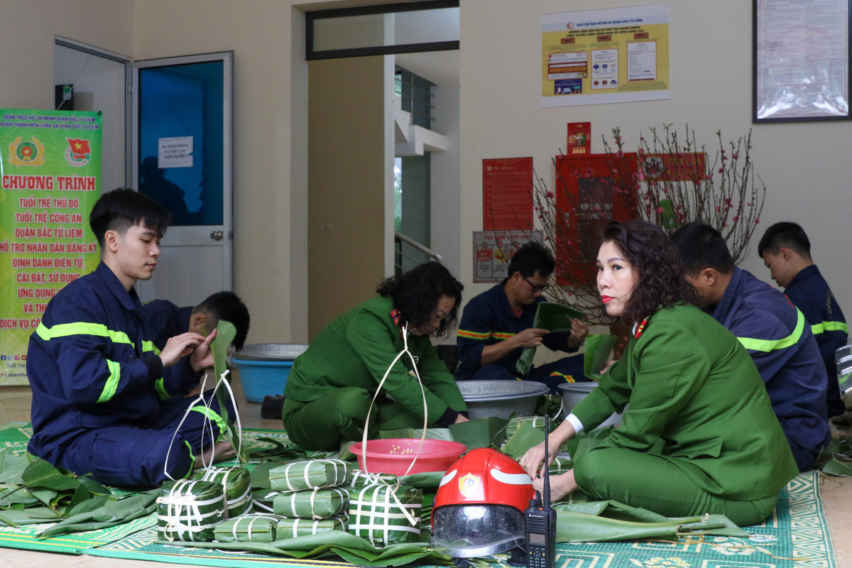 Những cặp bánh chưng đã sẵn sàng chuẩn bị xếp vào nồi.