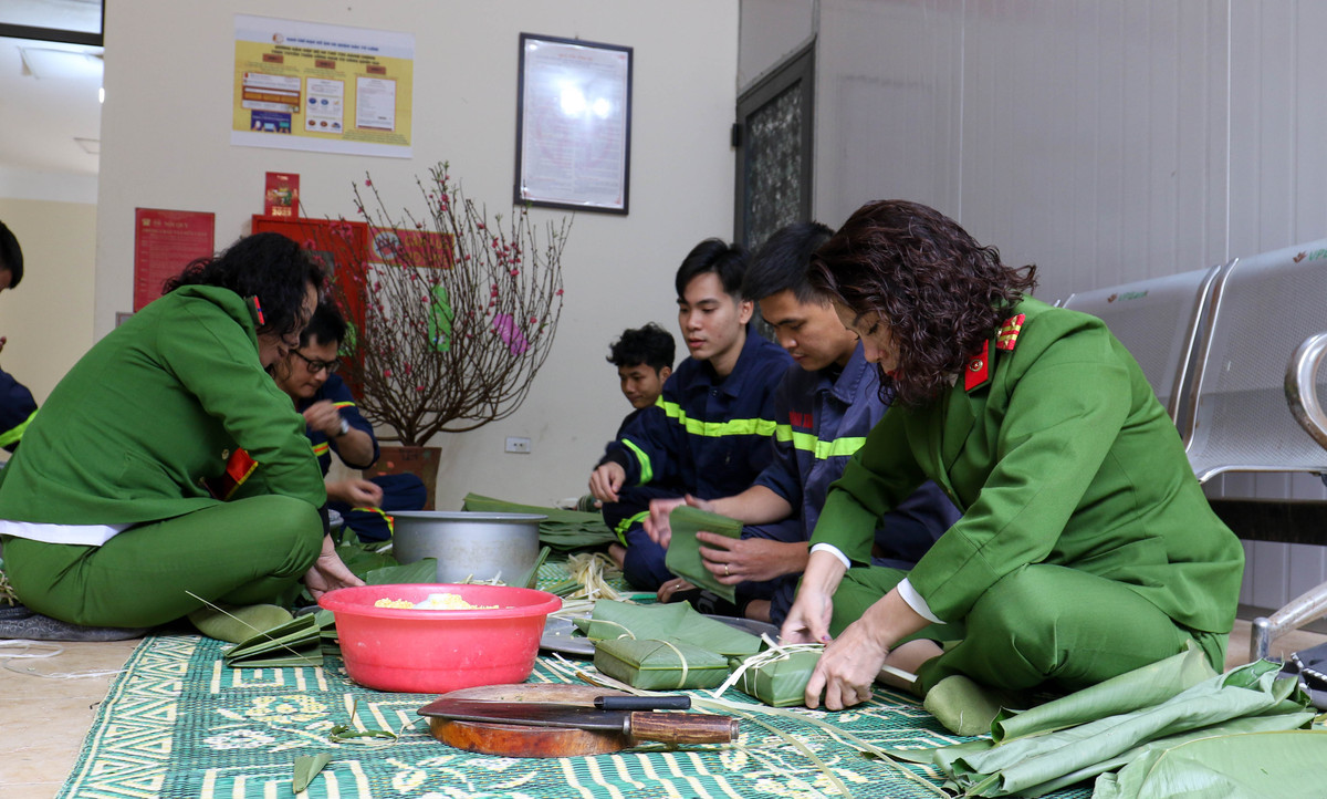 Đã thành thông lệ cứ 27- 28 tháng Chạp, cán bộ, chiến sĩ Đội Cảnh sát phòng cháy chữa cháy và cứu nạn cứu hộ (PCCC-CNCH), Công an quận Bắc Từ Liêm lại cùng quây quần bên nhau, gói bánh chưng đón Tết ngay tại đơn vị.