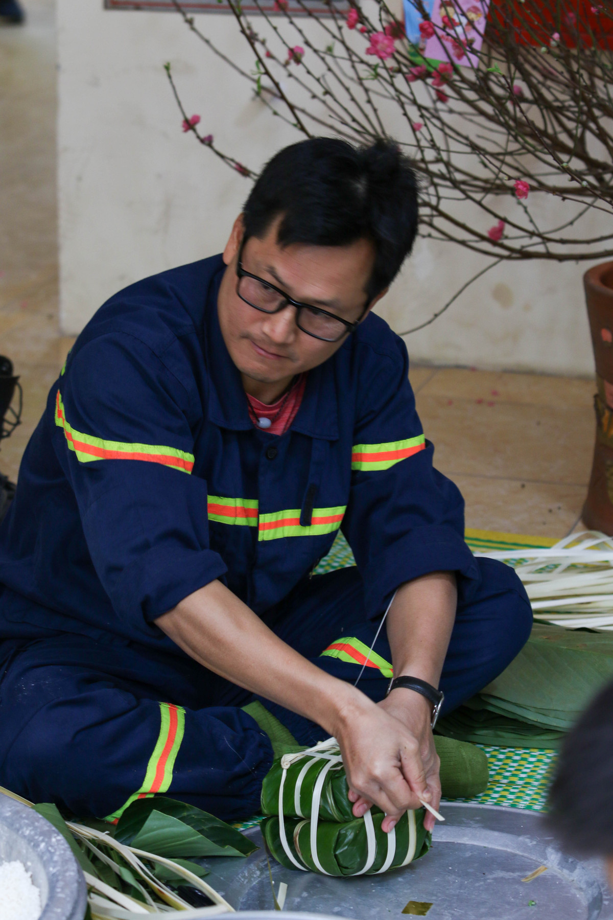 Những chiếc bánh chưng ấm tình đồng đội trong những ngày trực Tết xa nhà.