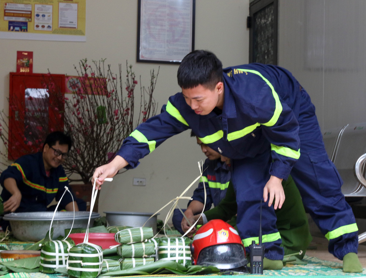 Hoạt động gói bánh chưng này đã giúp các chiến sĩ vơi đi phần nào nỗi nhớ nhà, yên tâm ở lại đơn vị đón tết.