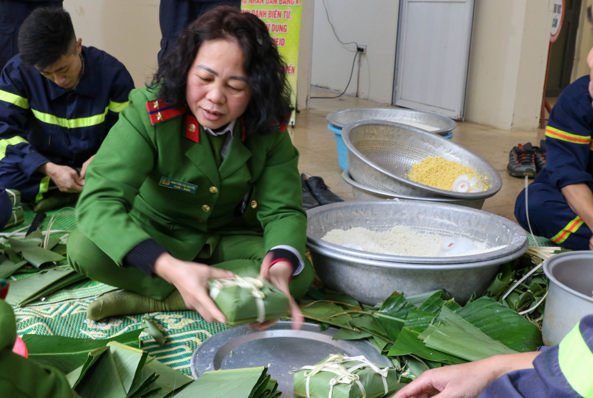 Đơn vị PCCC Bắc Từ Liêm năm nay gói gần 90 chiếc bánh chưng, vừa để cán bộ chiến sĩ ăn Tết vừa có thể gửi về làm quà cho gia đình.