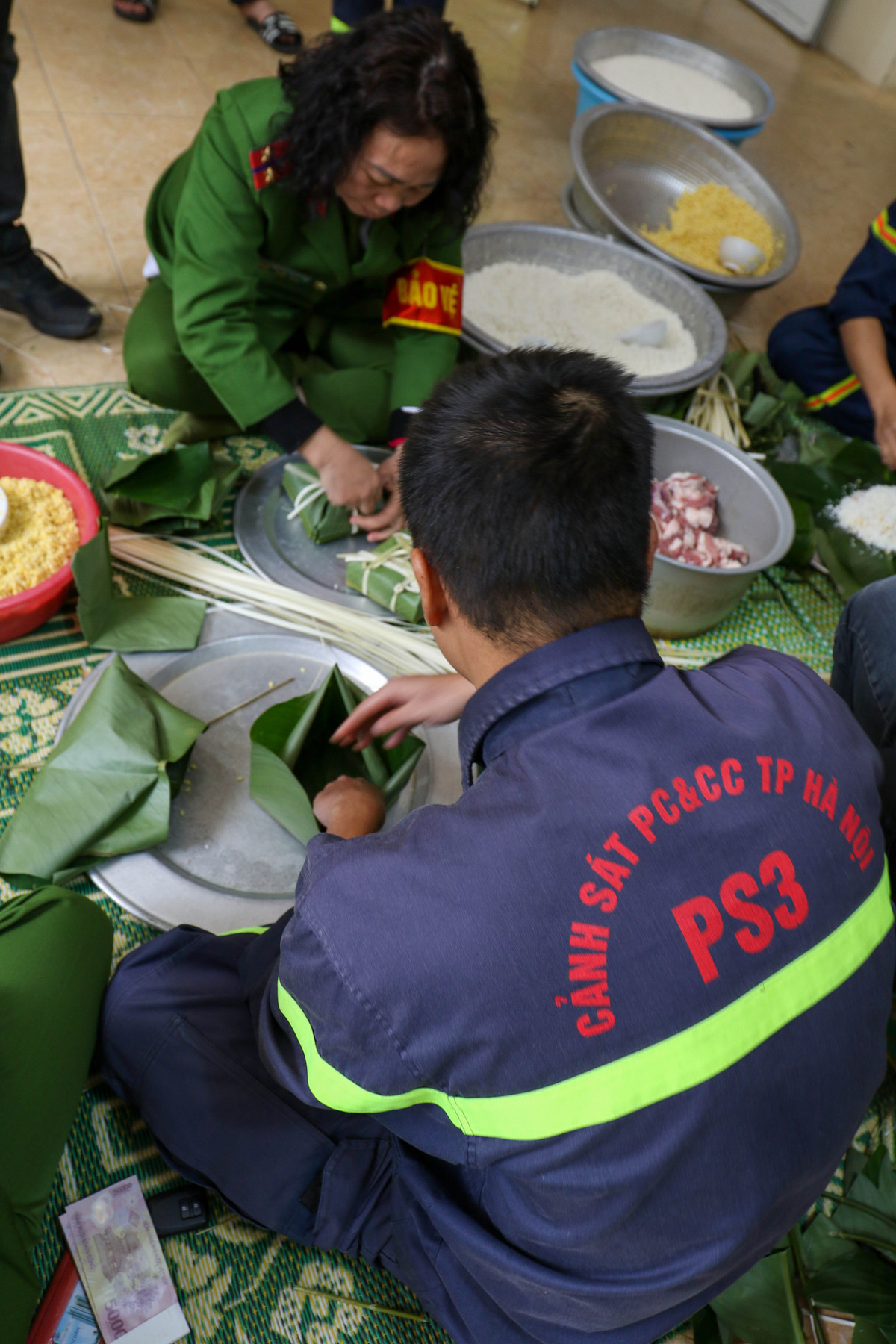 Các chiến sĩ đi chợ từ sớm mua lá, đỗ và gạo... chuẩn bị cho nồi bánh chưng của đội.
