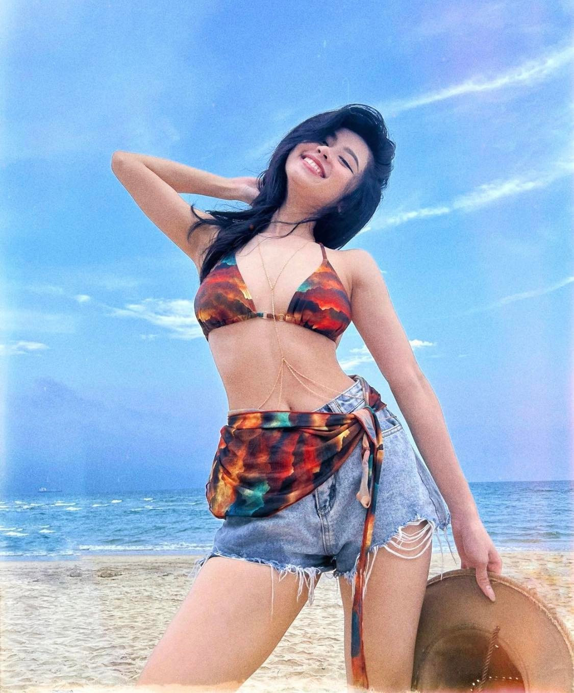  Hàn Hằng sinh năm 1999, được biết đến với biệt danh "hot girl tạp hóa" xứ Thanh vì quảng cáo nhiều loại sản phẩm cho các nhãn hàng trên mạng xã hội.