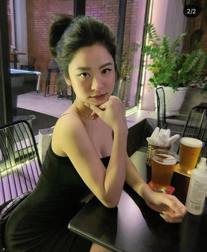 Hàn Hằng xinh đẹp, rạng rỡ dù cô nàng có sụt cân và thân hình mảnh mai hơn.