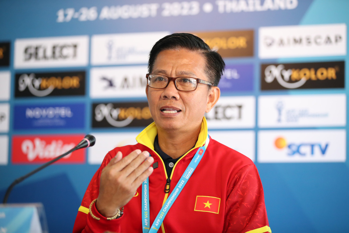 HLV U23 Viet Nam tiet lo bi kip tra loi phong van tieng Anh troi chay