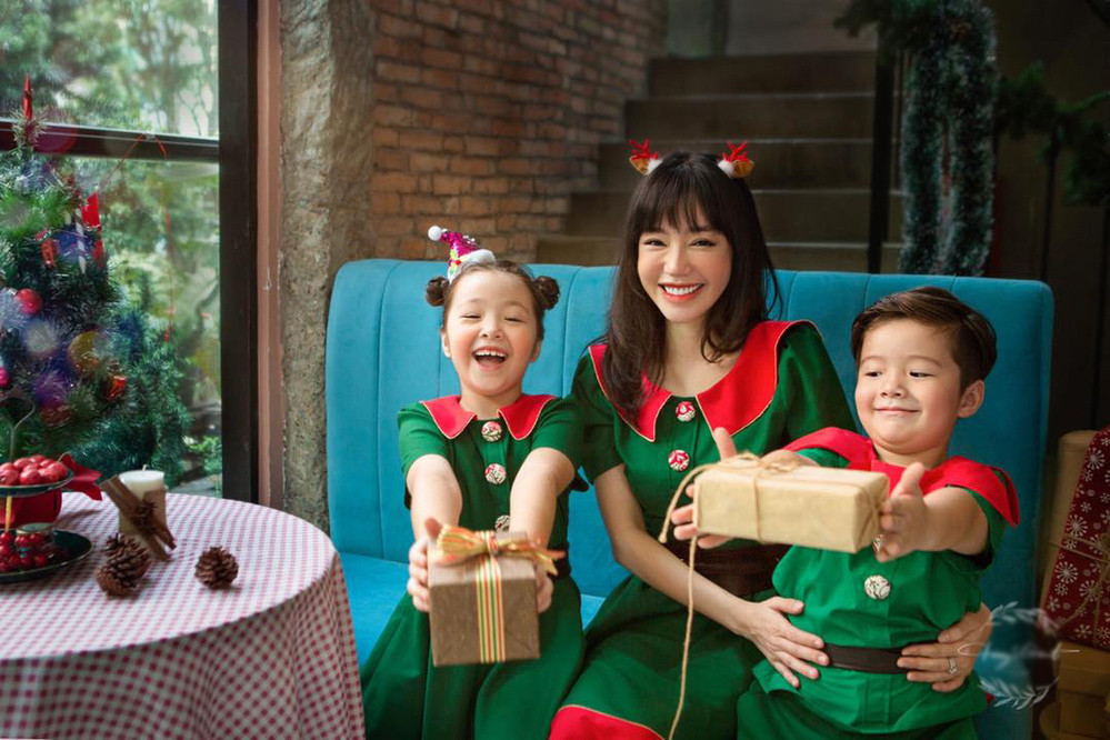 Kinh nghiệm mảng thời trang nhí em đã có thì em tự làm đồ cũng được thôi, nhưng em thực sự quá quá bận, nên việc người nổi tiếng cộng tác trả quyền lợi cho brand cũng là chuyện vô cùng bình thường, mọi người nhìn rộng ra dùm em. Cám ơn các nhãn hàng thời trang cao cấp cho bé đã tài trợ cho nhà em chỉ trong 1 phút 30 giây". Hot mom 2 con chia sẻ.