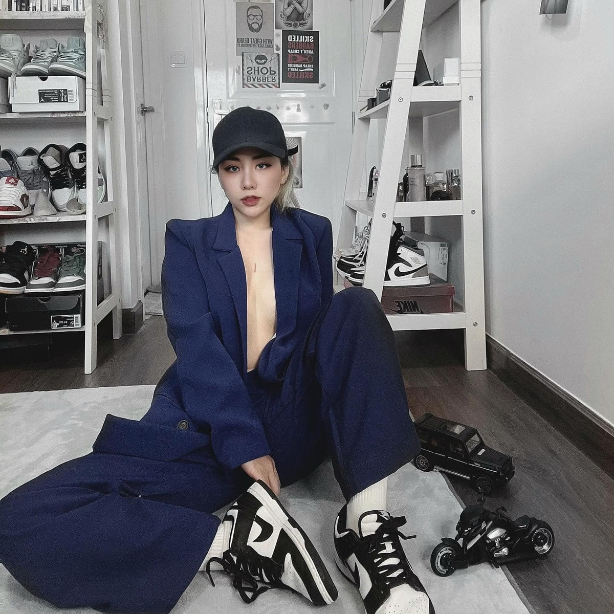 Thậm chí cùng một trang phục nhưng chẳng hiểu sao Du Uyên trong ảnh "không đánh phấn" lại còn sở hữu vòng 1 kém nóng bỏng hơn hẳn ảnh photoshop chỉn chu.