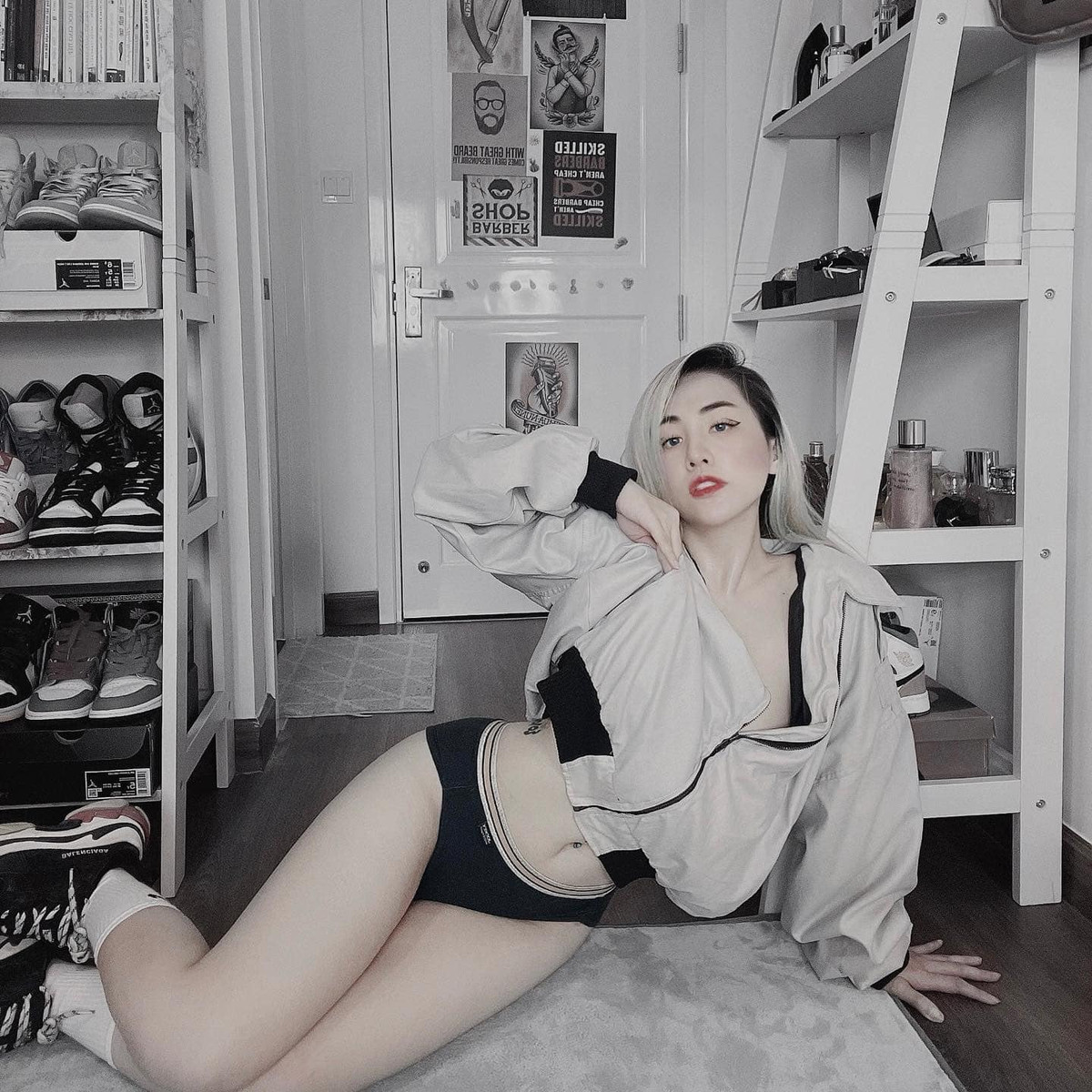 Có thể thấy là gương mặt của Du Uyên trông phúng phính hơn, các góc cạnh to hơn chứ không được thon gọn, độ "hack tuổi" cũng không còn.