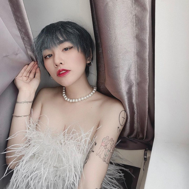 Thi thoảng, bạn gái cũ Đạt G lại tung cả những bức hình selfie cận mặt, xinh trên từng centimet chứng minh con gái độc thân đẹp mà con gái đang hạnh phúc trong tình yêu cũng đẹp chẳng kém.