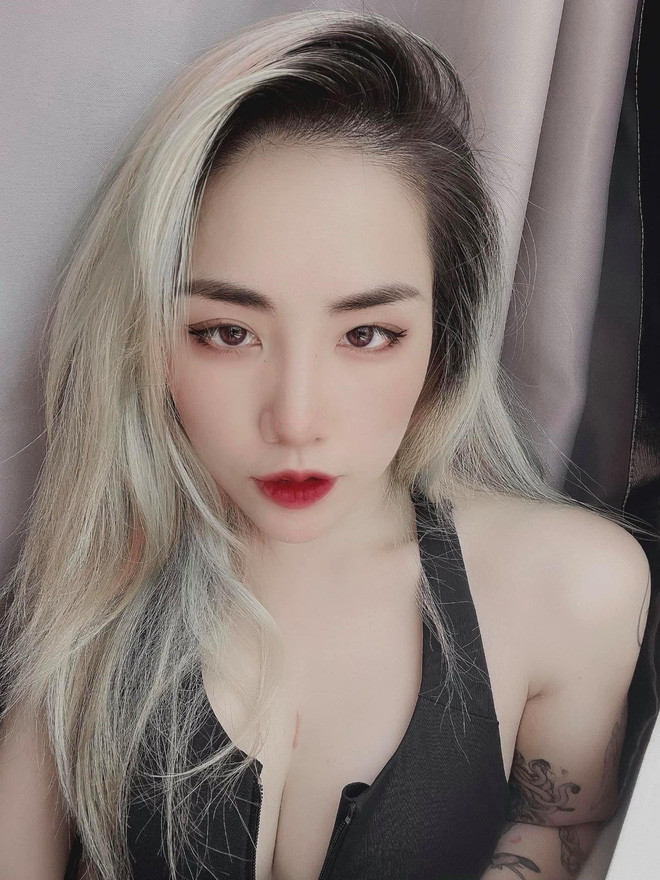 Là fan cứng của Du Uyên chắc hẳn mọi người đều biết cô nàng thiên về vẻ đẹp cá tính nên thường trang điểm khá đậm và sắc sảo. Chính bởi vậy nên khi chứng kiến gương mặt gần như mộc hoàn toàn netizen không khỏi bất ngờ.