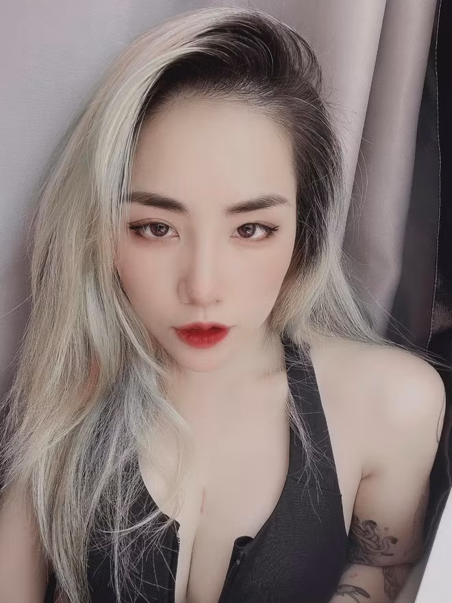 Là fan cứng của Du Uyên chắc hẳn mọi người đều biết cô nàng thiên về vẻ đẹp cá tính nên thường trang điểm khá đậm và sắc sảo. Chính bởi vậy nên khi chứng kiến gương mặt gần như mộc hoàn toàn netizen không khỏi bất ngờ.