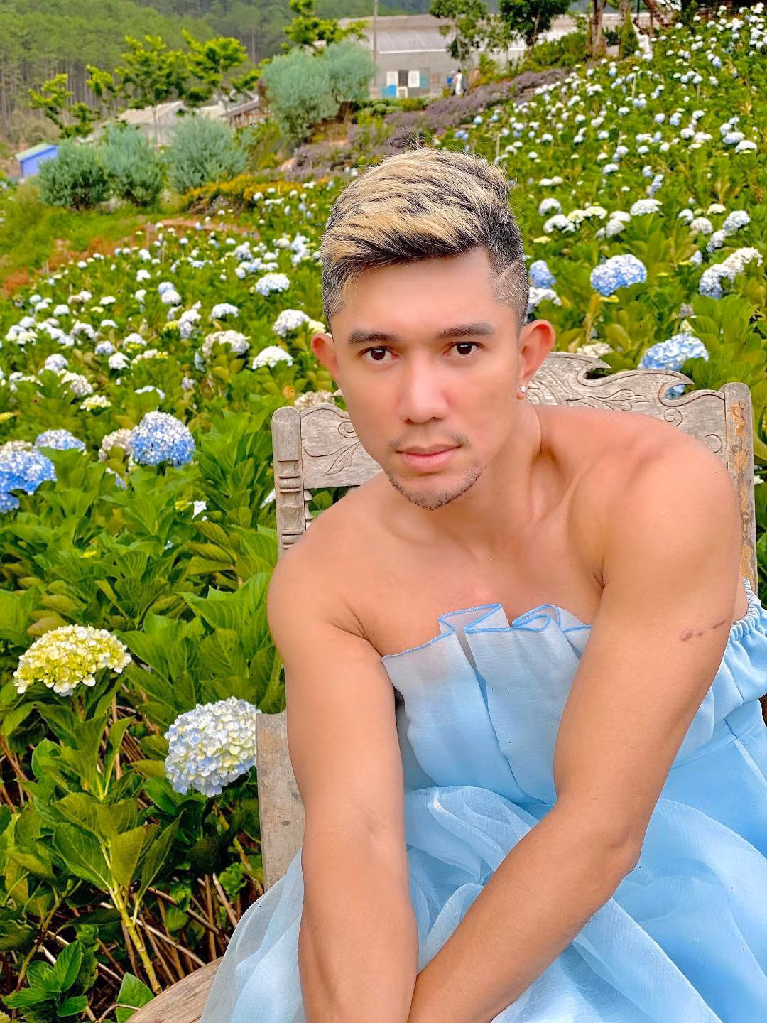 Mới đây, bạn trai Ngân 98 là nhạc sĩ Lương Bằng Quang đã đăng tải loạt ảnh diện chiếc váy màu xanh dương "bánh bèo" giữa vườn hoa cẩm tú cầu thơ mộng tại Đà Lạt gây chú ý.