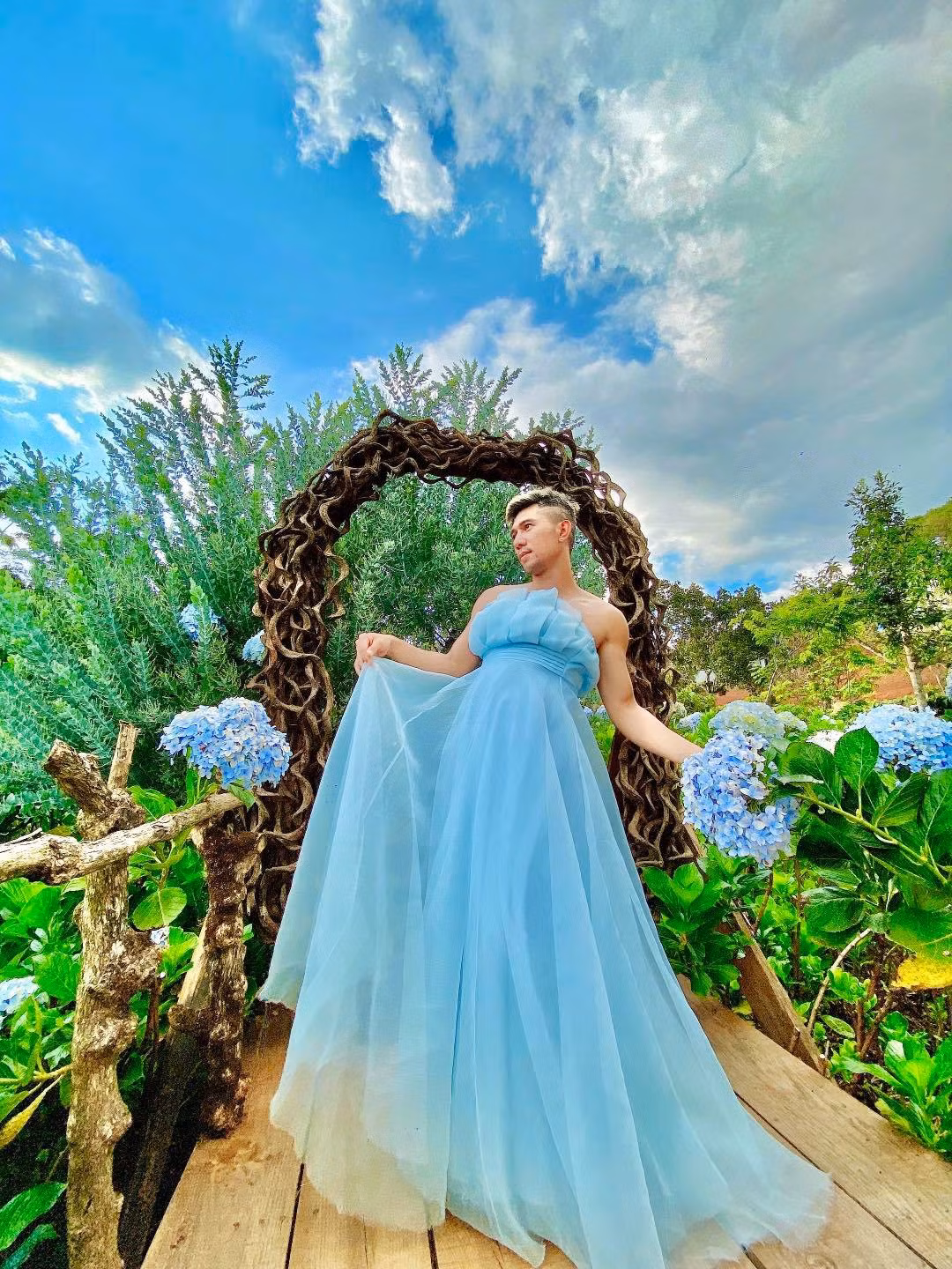 Phía dưới bài đăng, bên cạnh những bình luận nể phục khi Lương Bằng Quang "chịu khó" mặc váy để sống ảo thì đa phần đều chỉ trích.