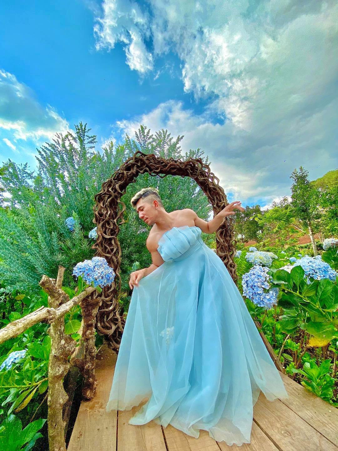 "Lố lăng", "Hết trò câu like rồi à", "Trông chẳng ra làm sao", "Photoshop kéo dài chân quá lố rồi",... là những bình luận mà dân mạng để lại dưới bình luận của Lương Bằng Quang.