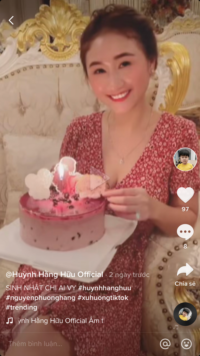 Đồng thời, Hằng Hữu cũng ghi những caption thân thiết như "Chị Ivy (nickname của Phương Thảo) lên sóng", "Chị Hữu",...