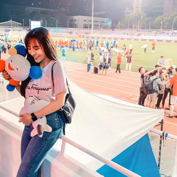 Nhiều người đã ngay lập tức bay tỏ sự ngưỡng mộ đến cách thể hiện tình cảm của cầu thủ Hoàng Đức, mặc dù chỉ là chi tiết nhỏ nhưng có thể thấy anh luôn dành sự quan tâm âm thầm đến bạn gái đang ở xa.