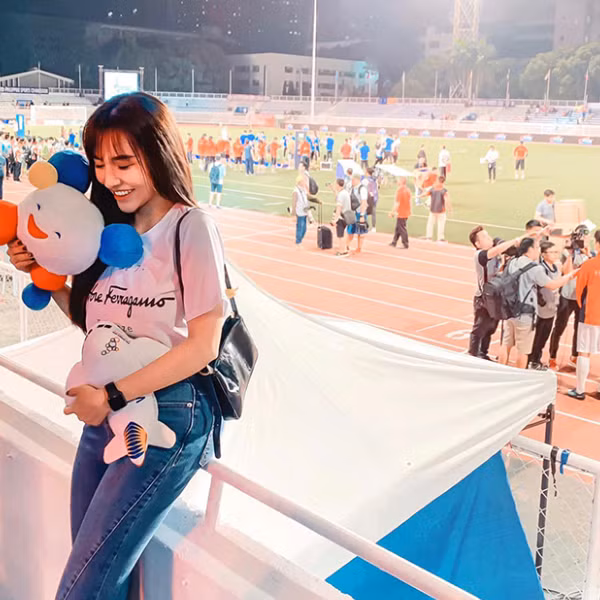 Nhiều người đã ngay lập tức bay tỏ sự ngưỡng mộ đến cách thể hiện tình cảm của cầu thủ Hoàng Đức, mặc dù chỉ là chi tiết nhỏ nhưng có thể thấy anh luôn dành sự quan tâm âm thầm đến bạn gái đang ở xa.