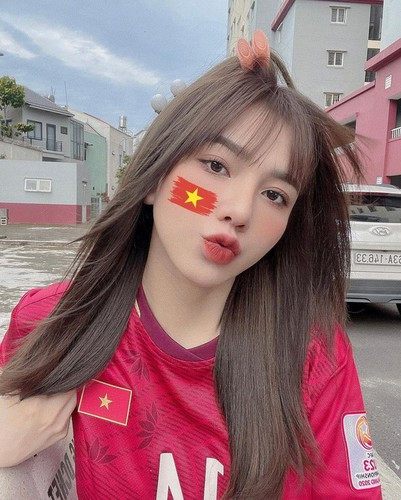 Bên cạnh là hot girl có tiếng khi sở hữu lượng theo dõi "khủng" trên các nền tảng mạng xã hội, Gia Hân cũng nhận được nhiều lời khen của cư dân mạng nhờ vẻ đẹp trẻ trung, nổi bật cùng phong cách quyến rũ, gợi cảm.