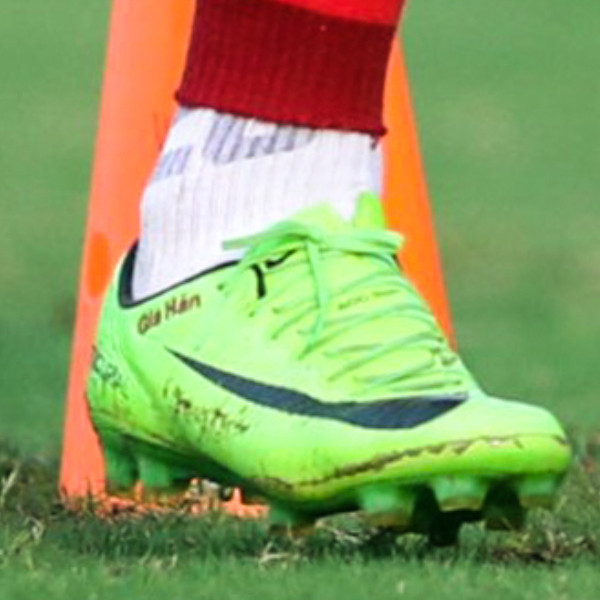 Đáng nói, đôi giày được Hoàng Đức sử dụng trong buổi tập luyện này có khắc tên bạn gái của chàng tiền vệ sinh năm 1998. Ngay lập tức, chi tiết nhỏ này đã nhận được sự quan tâm, chú ý của đông đảo cộng đồng mạng.